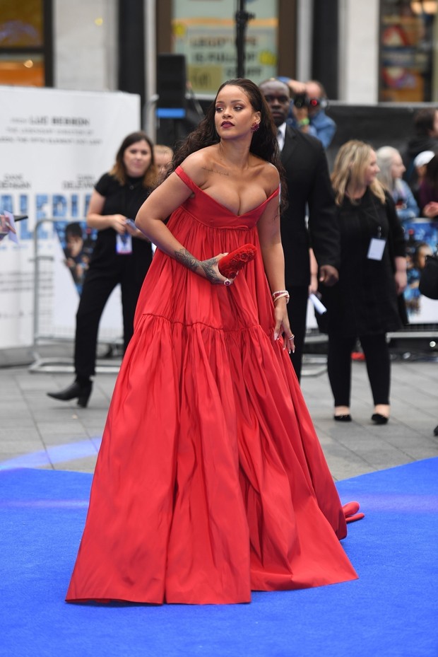 Rihanna ousa no vestido decotado
